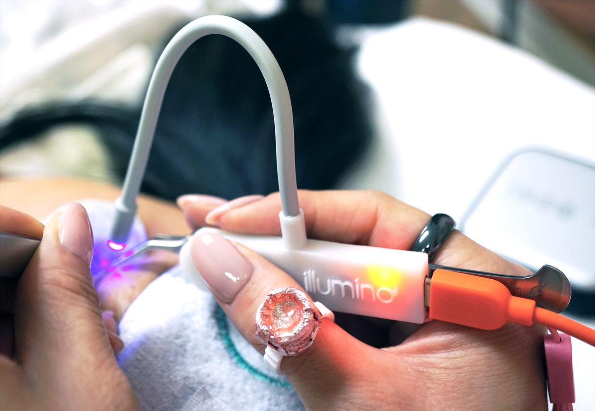 Illumino LED lash curing tool in use